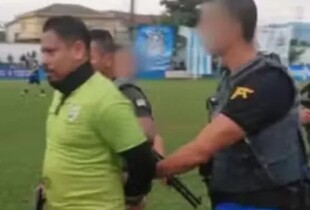 У Бразилії суддю заарештували прямо під час футбольного матчу (відео)